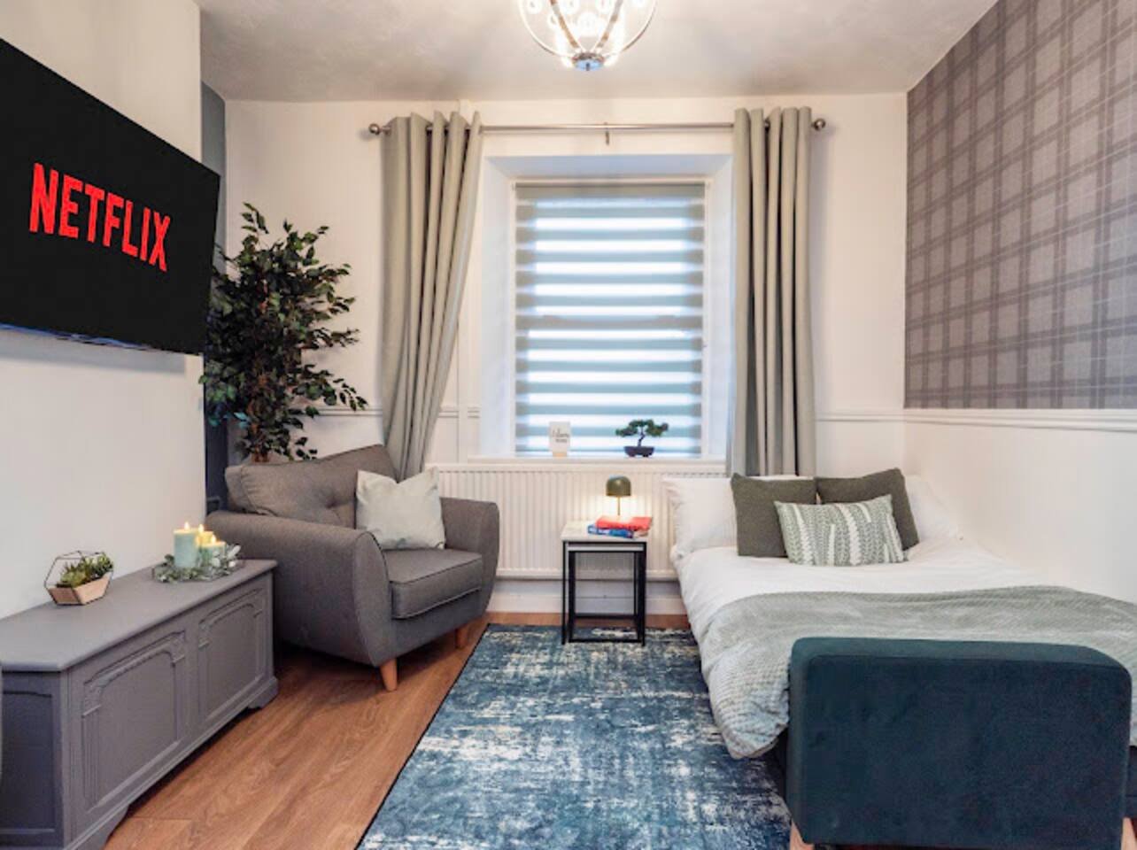 3-Bed Home with Hot Tub/Sleeps 9/Parking